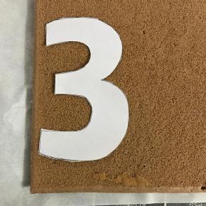 准备一张白字，画上所需数字（打印的数宗会更好看些）裁剪出来。
将蛋糕卷按照这个数字模，用锯齿刀、剪刀辅助，剪出数字来，剪两片哦。