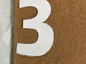 准备一张白字，画上所需数字（打印的数宗会更好看些）裁剪出来。
将蛋糕卷按照这个数字模，用锯齿刀、剪刀辅助，剪出数字来，剪两片哦。