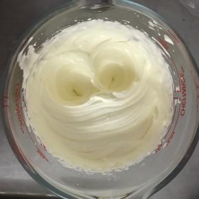 奶油加入糖粉，打至裱花状态。装入裱花袋中。