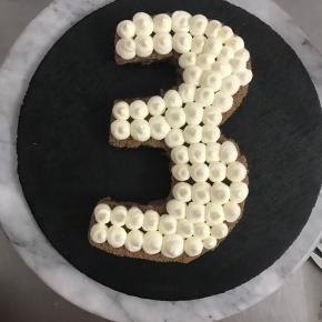 数字蛋糕片放在盘上，挤上奶油。