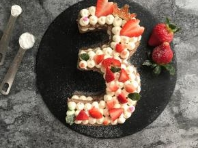 盖上另一片蛋糕片，继续挤上奶油，放上水果，鲜花等装饰就完成啦。
