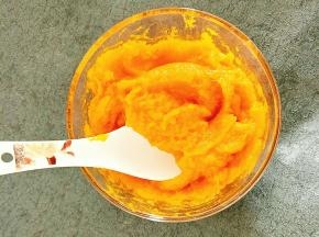 南瓜削皮切块蒸熟用勺子压成泥