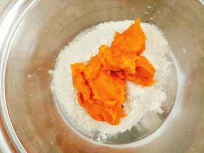 面粉里倒入酵母，南瓜泥，白糖和成面团