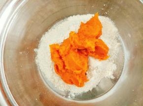 面粉里倒入酵母，南瓜泥，白糖和成面团