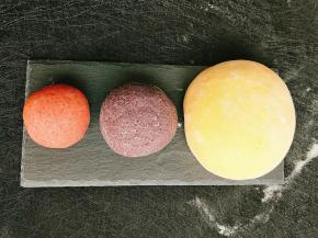 红色和黑色的同样和成面团，放温暖处发酵，发酵好以后揉面排气