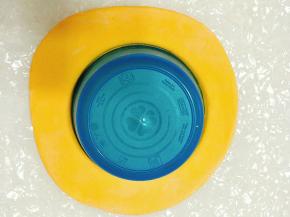 取一块黄色面团擀薄用碗压出圆形