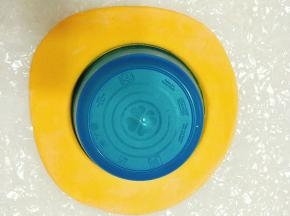 取一块黄色面团擀薄用碗压出圆形