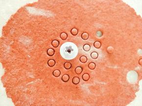 用牙签从中间按压一下