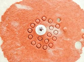 用牙签从中间按压一下