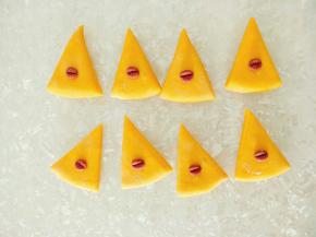 黑色面团擀薄同样压出圆形