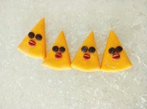 黄色面团揉成小面团