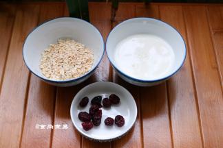 备好燕麦片、纯牛奶、蔓越莓干