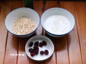 备好燕麦片、纯牛奶、蔓越莓干