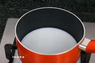 纯牛奶用奶锅煮开