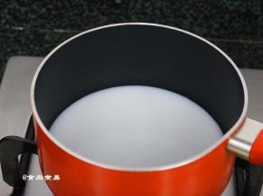 纯牛奶用奶锅煮开