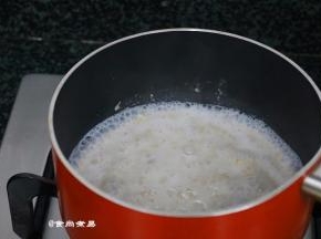 煮至软化，浓稠，舀起，加入蔓越莓干拌匀即可食用