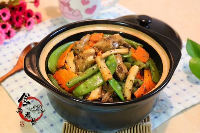 黑椒排骨杂菜煲