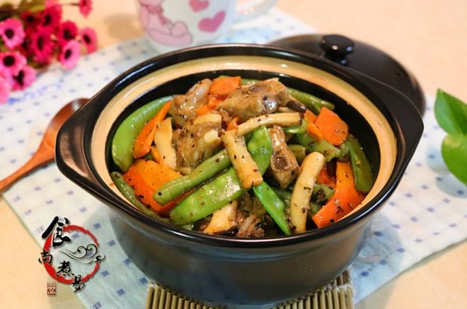 黑椒排骨杂菜煲