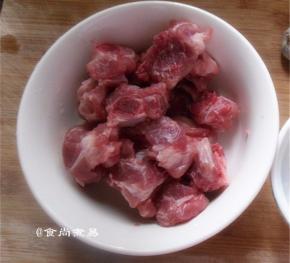 排骨斩件，洗净沥干