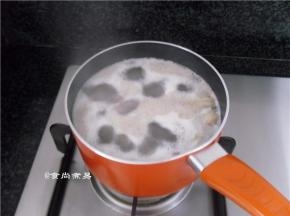 烧开适量水，拍一块姜放进锅中，将排骨飞一飞水【焯水的意思】