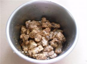 捞出排骨沥干水，调入黑椒碎、麻辣香锅料、盐、酱油、搅拌均匀，腌制20分钟