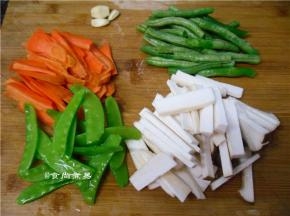 所有食材洗净、荷兰豆、四季豆去筋丝、杏鲍菇、胡萝卜切条状，蒜瓣去皮切片
