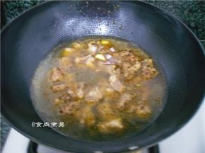 加上适量清水，遮上锅盖，焖煮20分钟