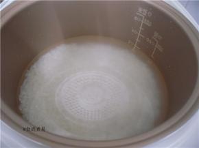 大米洗净，放入电饭锅内、加上高出大米1厘米左右的水量