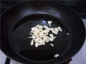 热锅，倒入食用油，下蒜片爆香