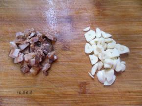 蒜瓣去皮切薄片，五花肉切粒