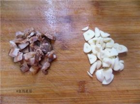 蒜瓣去皮切薄片，五花肉切粒