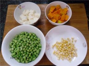 南瓜、山药分别去皮，洗净切小块，玉米剥粒、豌豆洗净