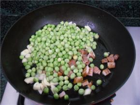 倒入五花肉、豌豆煸炒10分钟