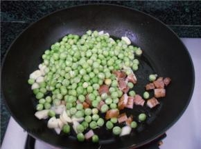 倒入五花肉、豌豆煸炒10分钟