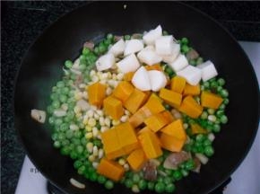 倒入玉米粒、山药、南瓜，翻炒均匀