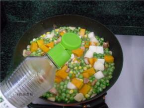 调入酱油，蚝油、翻炒均匀，关火