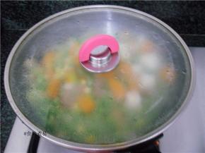 调入少许清水，遮上锅盖、焖煮片刻