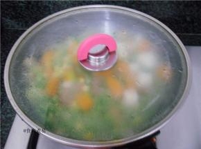 调入少许清水，遮上锅盖、焖煮片刻