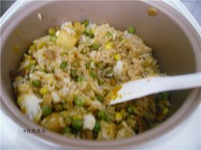 电饭锅煲饭程序结束，不要急着打开锅盖，焖10分钟左右，再用饭勺打散米饭，搅拌均匀即可