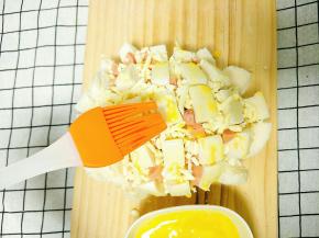 表面抹上鸡蛋液