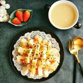 配一碗大骨头鸡蛋汤，再来两颗草莓，早餐搞定。