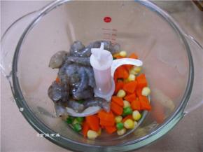 焯熟的食材倒入料理机内，加入腌制过的虾仁，通电搅碎，没有料理机直接剁碎也行