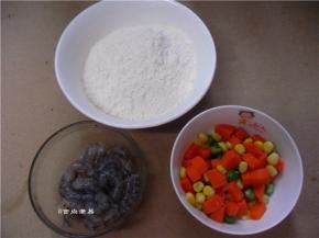 备好食材,胡萝卜粒、玉米粒、豌豆洗净，焯熟，鲜虾剥出虾仁洗净，调入盐、黑胡椒粒、搅拌均匀，腌制30分钟左右，取出面粉
