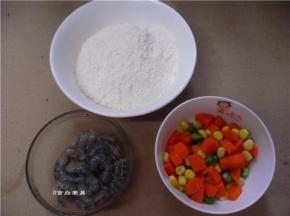 备好食材,胡萝卜粒、玉米粒、豌豆洗净，焯熟，鲜虾剥出虾仁洗净，调入盐、黑胡椒粒、搅拌均匀，腌制30分钟左右，取出面粉