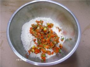 面粉用大盆盛起，倒入虾仁胡萝卜碎