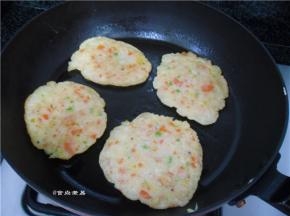 两面煎成焦黄色即可