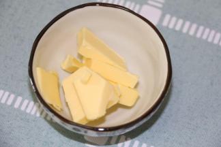 黄油提前取出室温软化