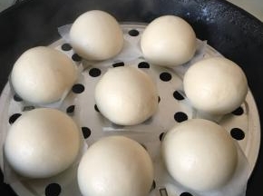 锅中烧开水，放入馒头，中火蒸六到七分钟，关火打开锅盖即可