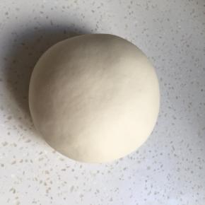 快速揉成面团至手光面团光桌面光，大约十分钟