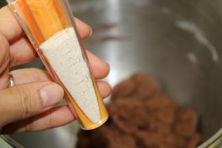 加入酵母，继续和面2分钟